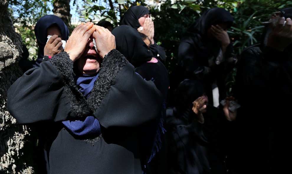 Los familiares de un agricultor palestino que fue asesinado a lo largo de la frontera de Israel con Gaza, lloran durante su funeral en el sur de la Franja de Gaza.- REUTERS / Ibraheem Abu Mustafa