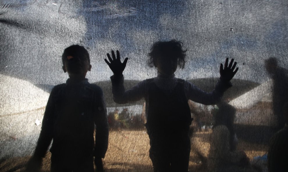 Niños palestinos, en las tiendas de campaña que han desplegado en la frontera de Gaza con Israel, al este de Jabalia, mientras los palestinos llevan a cabo protestas masivas a lo largo de la frontera del enclave palestino en lo que han llamado "La Gran Ma
