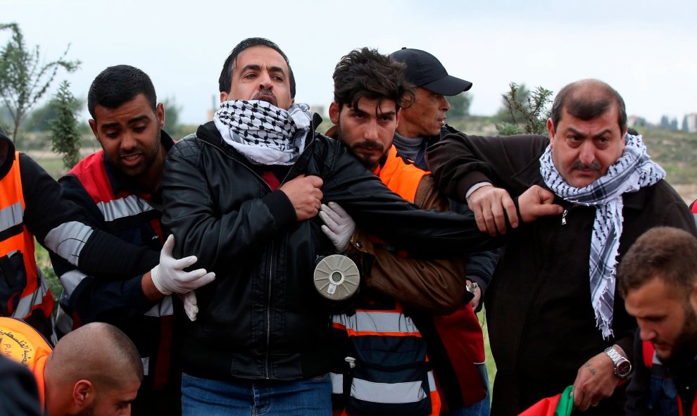Un palestino herido es trasladado durante los enfrentamientos con soldados israelíes en la ciudad cisjordana de Ramala.- EFE/Alaa Badarneh