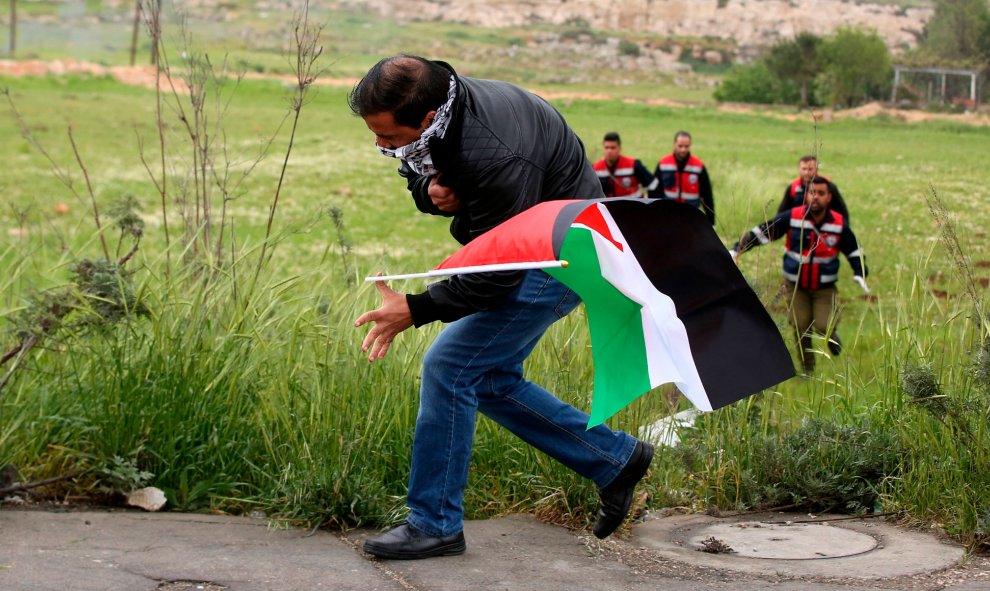 Un palestino es herido durante los enfrentamientos con soldados israelíes en la ciudad cisjordana de Ramala.- EFE/EPA