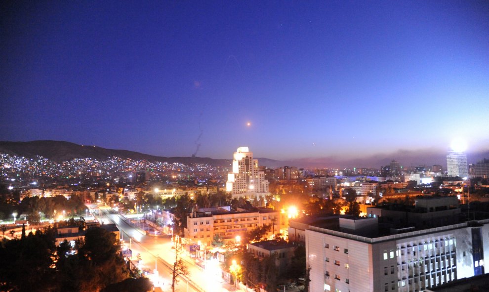 Un misil sobre Damasco, durante el ataque de Estados Unidos. / REUTERS