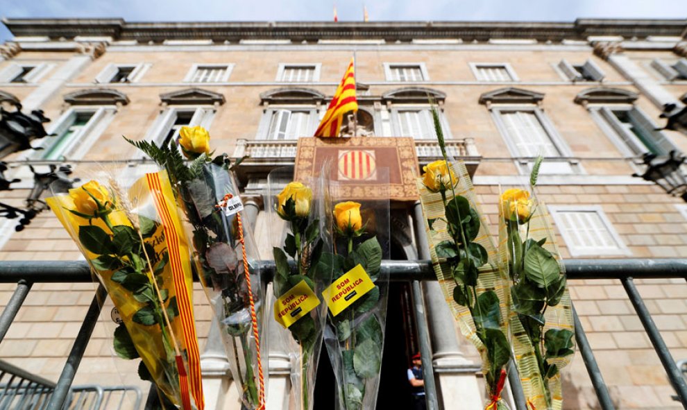 Algunos ciudadanos han depositado en las vallas de seguridad que protegen el Palau de la Generalitat, rosas amarillas en apoyo a los presos. / EFE