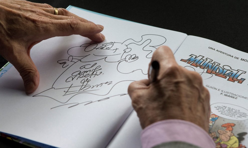 El dibujante Francisco Ibáñez firma ejemplares de su libro a sus lectores durante la diada de Sant Jordi.- EFE