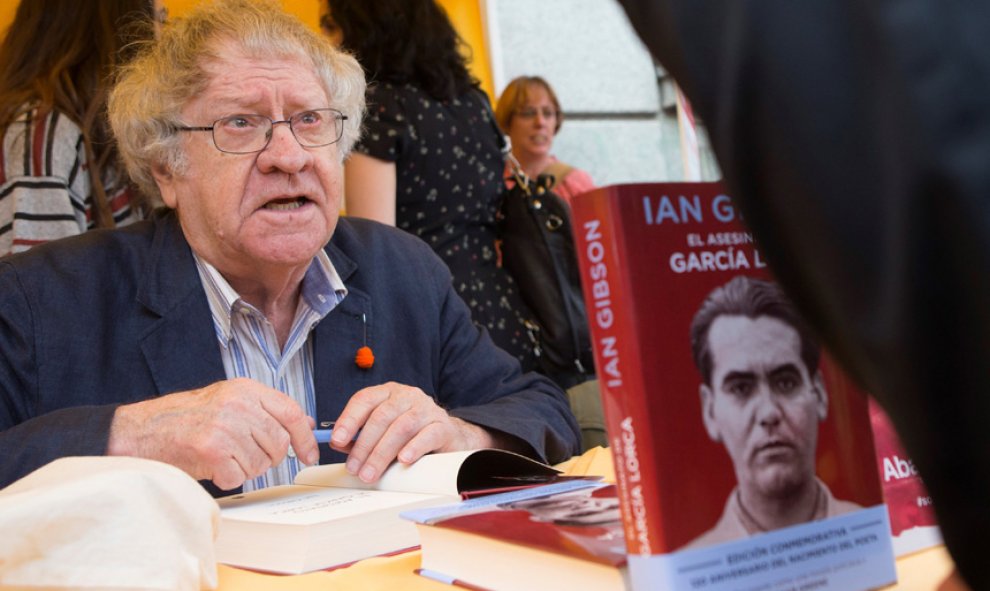 El escritor hispanista de origen irlandés y nacionalizado español Ian Gibson firma ejemplares de su libro.- EFE