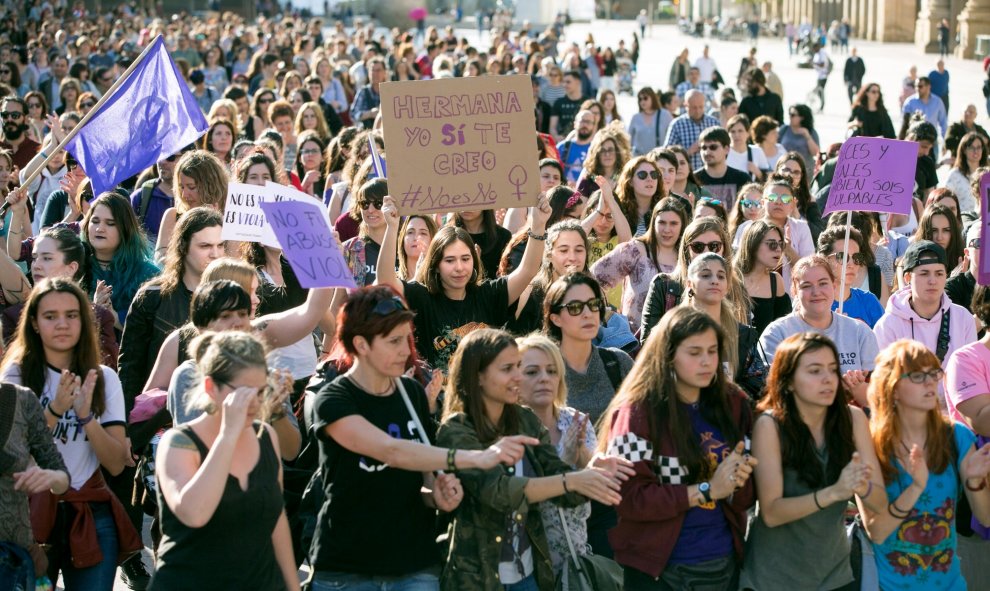 Cientos de personas se han concentrado esta tarde ante la Audiencia Provincial de Zaragoza para mostrar su rechazo e indignación por la sentencia de la Audiencia de Navarra contra cinco jóvenes, conocidos como La Manada, que han sido condenados por abuso