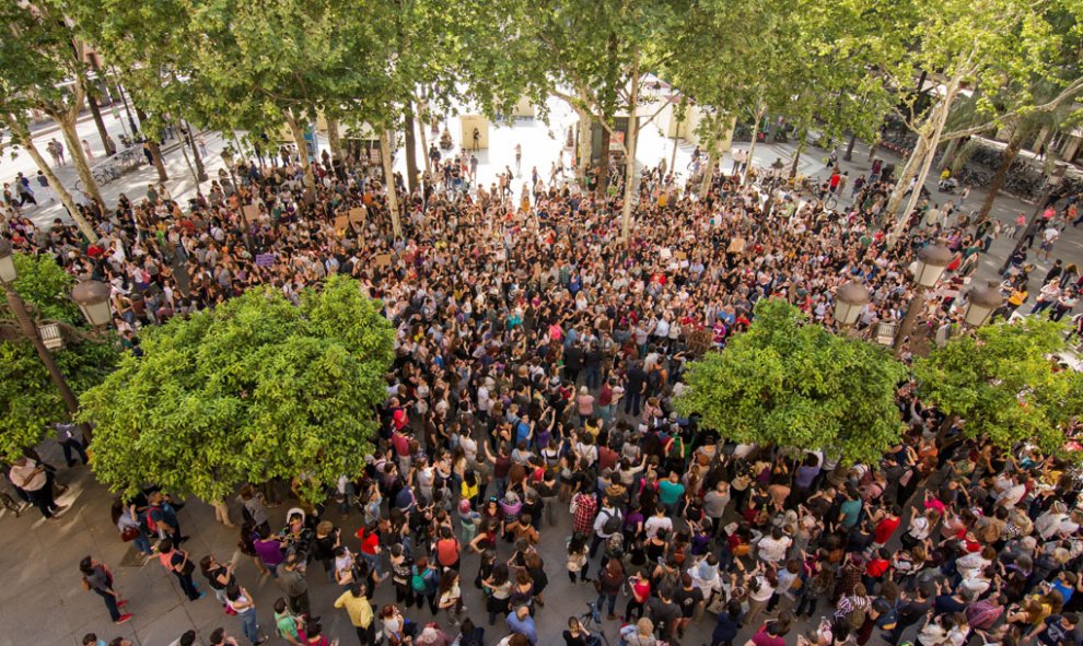 Varios centenares de personas, en su mayoría mujeres, se han concentrado hoy en Sevilla en protesta por el fallo de la Audiencia de Navarra que ha condenado a cada uno de los cinco jóvenes de La Manada a 9 años de cárcel por un delito continuado de abuso