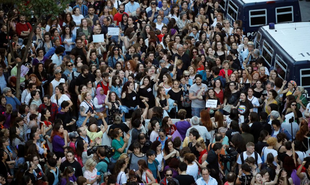 Miles de personas asisten a la concentración convocada por colectivos feministas esta tarde frente al Ministerio de Justicia, en Madrid, para expresar su apoyo y solidaridad a la víctima de los miembros de La Manada, después de conocerse la sentencia que