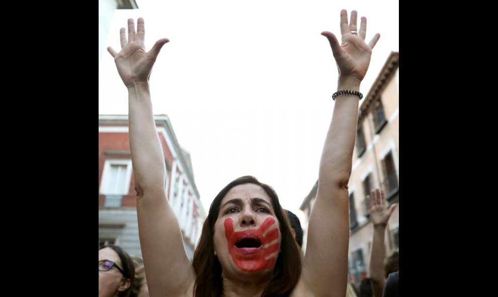 Miles de personas asisten a la concentración convocada por colectivos feministas esta tarde frente al Ministerio de Justicia, en Madrid, para expresar su apoyo y solidaridad a la víctima de los miembros de La Manada, después de conocerse la sentencia que