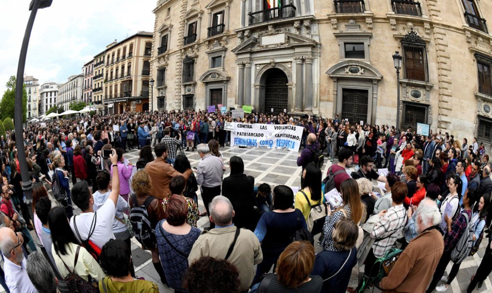 Varios centenares de personas permanecen concentradas ante las puertas del TSJA en Granada, donde han expresado al grito de “es violación, no es abuso” su disconformidad con el fallo que condena a penas de nueve años de prisión a los cinco miembros de La