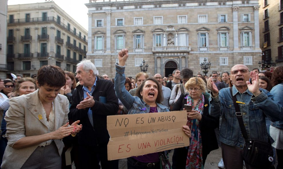 El socialista Ernest Maragall (2i) asiste a la manifestación convocada esta tarde en Barcelona, en señal de repulsa a la sentencia dictada hoy contra los cinco integrantes de la Manada. La concentración ha sido convocada a última hora de la mañana de hoy