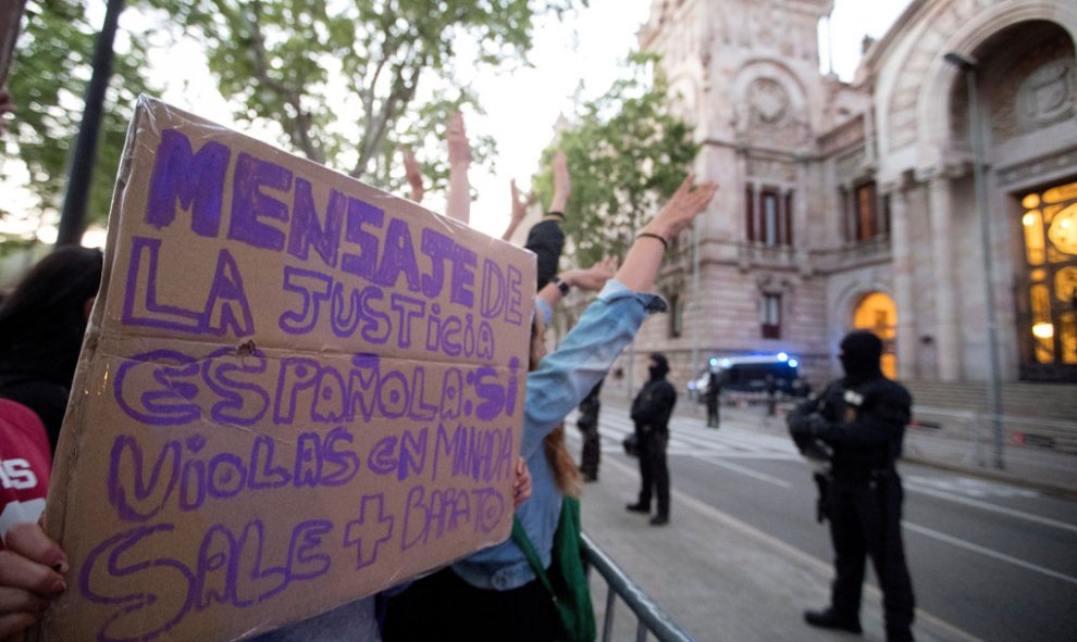 Manifestación convocada esta tarde en Barcelona, en señal de repulsa a la sentencia dictada hoy contra los cinco integrantes de la Manada. La concentración ha sido convocada a última hora de la mañana de hoy en varias ciudades de España por colectivos fem