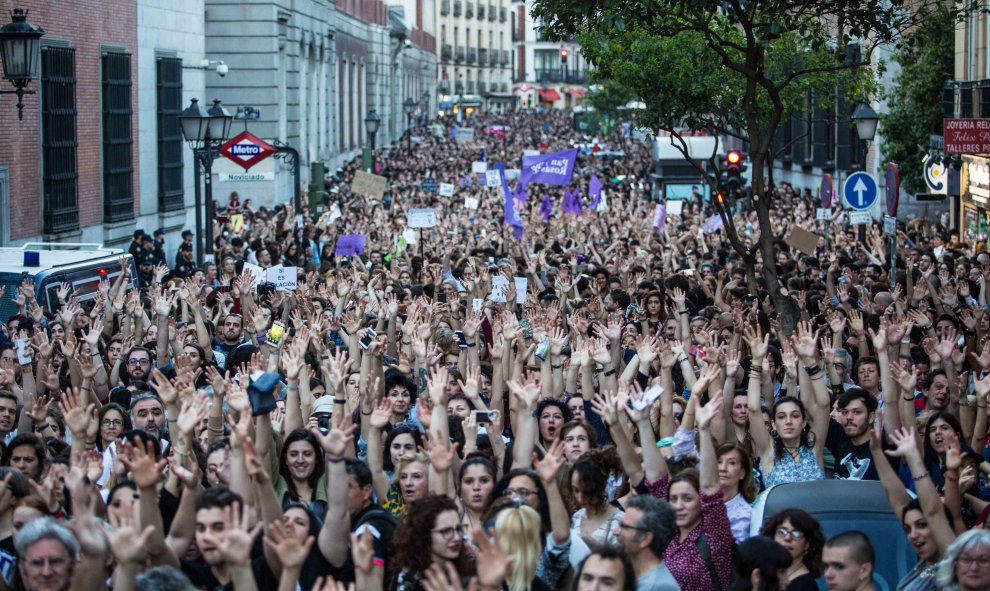 Miles de personas se manifiesta frente al Ministerio de Justicia, en Madrid, en protesta por la sentencia a 'la manada', los cinco jóvenes condenados por abusos sexuales a una chica, pero no por agresión.-JAIRO VARGAS