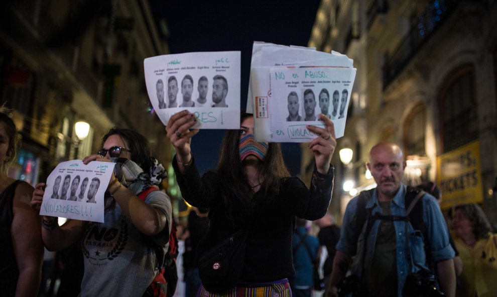 Varias manifestantes protestan en Madrid contra la sentencia a 'la manada', portando carteles con las caras de los jóvenes condenados por abusos a una chica en Pamplona, condenados por abusos sexuales, pero no por agresión.- JAIRO VARGAS