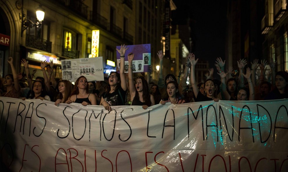 La manifestación contra la sentencia a los cinco miembros de 'la manada', condenados por abusos sexuales a una joven en Pamplona, pero no por agresión sexual.- JAIRO VARGAS