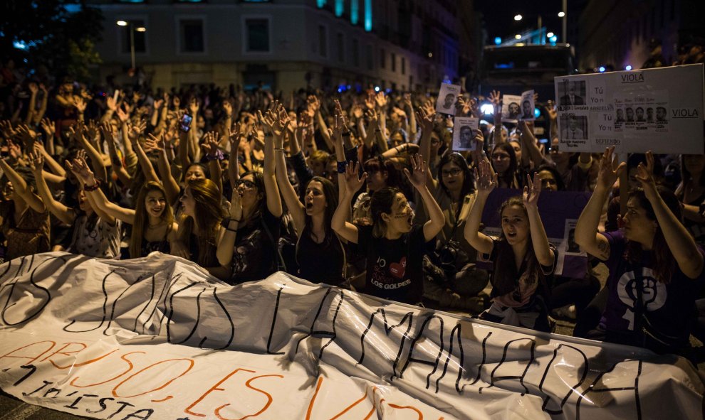 Manifestantes  contra la sentencia a los miembros de 'la manada', a las puertas del congreso de los Diputados, en Madrid.- JAIRO VARGAS