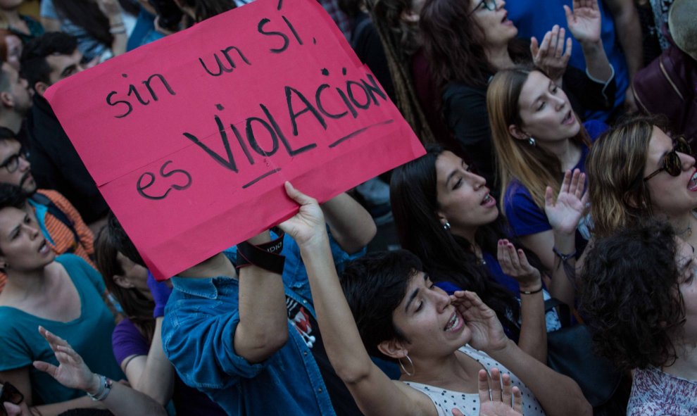 Una de la pancartas durante la manifestación en Madrid por la sentencia a los jóvenes de 'la manada', condenados por abusos sexuales a una chica en Pamplona.- JAIRO VARGAS