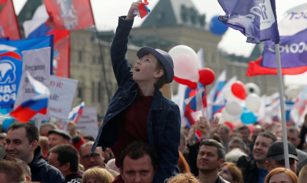 Un niño sobre los hombros de su padre, en la marcha del Primer de Mayo en el centro de Moscú. REUTERS/Maxim Shemetov