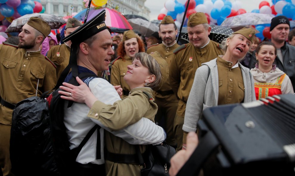 Varias personas con uniformes antiguos bailan durante la marcha del Primero de Mayo en el centro de Moscú. REUTERS/Maxim Shemetov