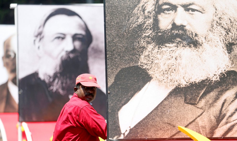 La imagen de Karl Marx en la marcha del Primero de Mayo organizada por el Partido Socialista Primera Línea, en Colombo, la capital de Sri Lanka.REUTERS/ Dinuka Liyanawatte