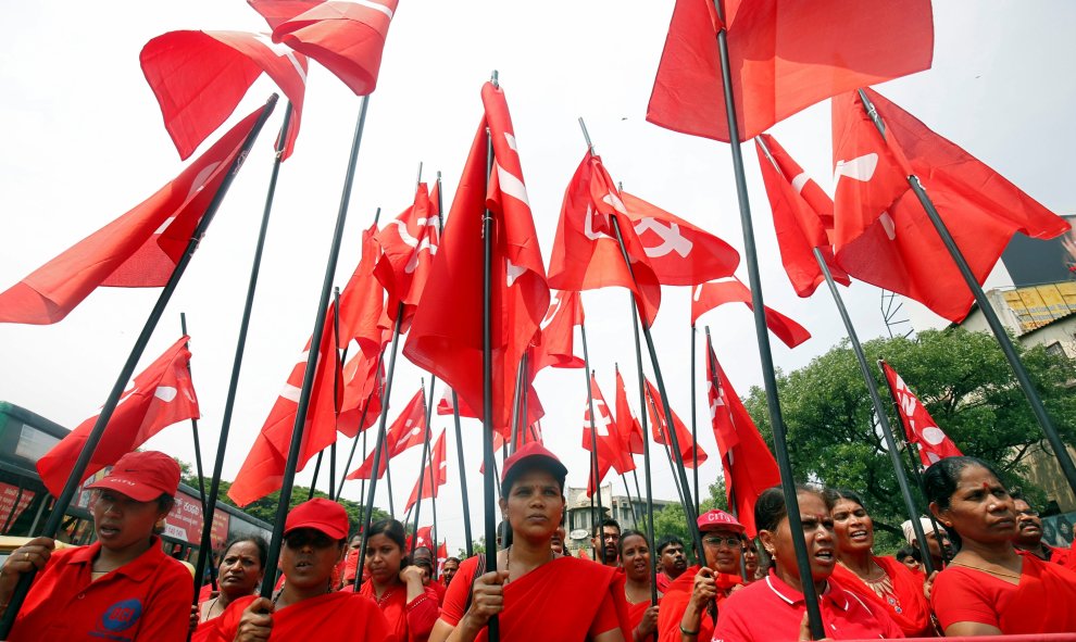 Marcha del Primero de Mayo organizada por el Partido Comunista indio, en Bangalore. REUTERS/Abhishek N. Chinnappa