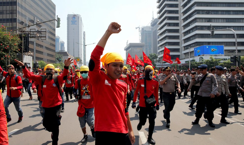 Manifestantes marchan por el distrito financiero de Yakarta, la capital de Indonesia, durante la marcha del Primero de Mayo. REUTERS/Beawiharta