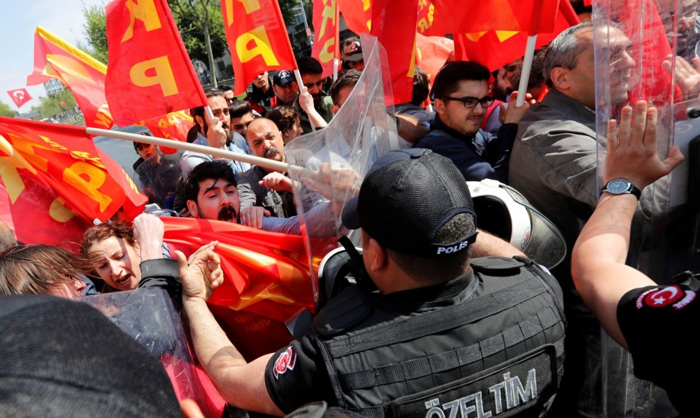 La policía antidisturbios turca forcejea con un grupo de manifestantes que intentan desafiar la prohibición marcha sobre la plaza Taksim, en Estambul, para celebrar el Primero de Mayo. REUTERS / Murad Sezer