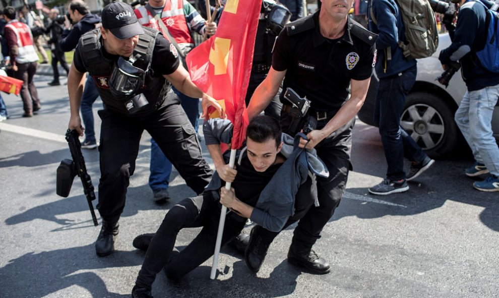 Agentes antidisturbios arrestan a un hombre durante los disturbios ocurridos en una marcha no autorizada hacia la plaza de Taksim con motivo del Primero de Mayo. EFE/ Sedat Suna