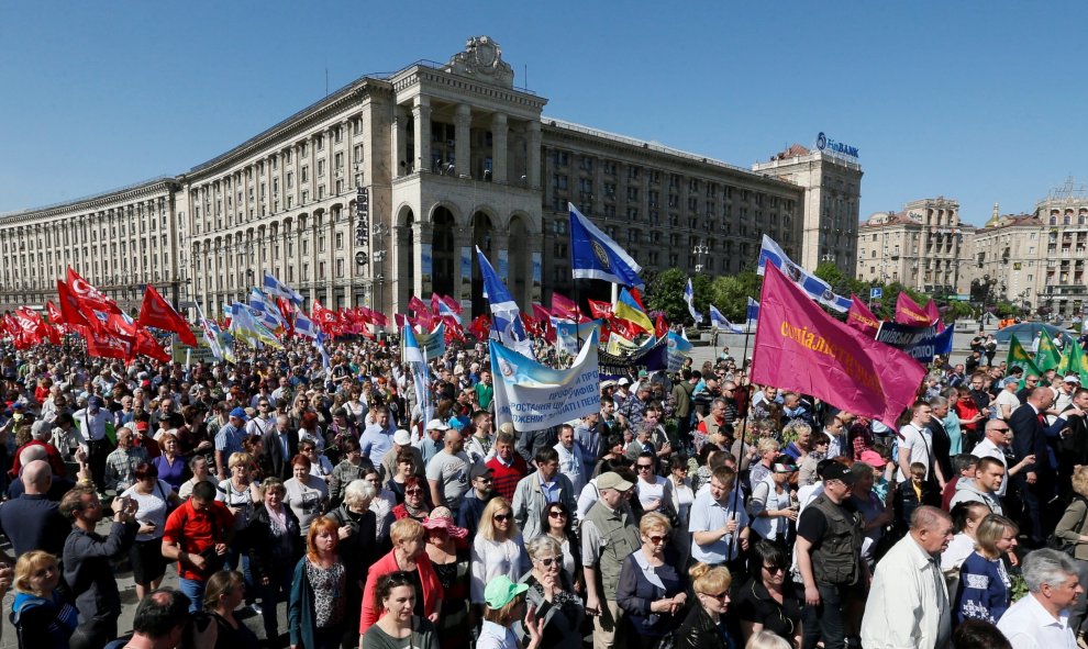 Miles de personas asisten a la manifestación del Día del Trabajador convocada en Kiev (Ucrania). EFE/ Sergey Dolzhenko