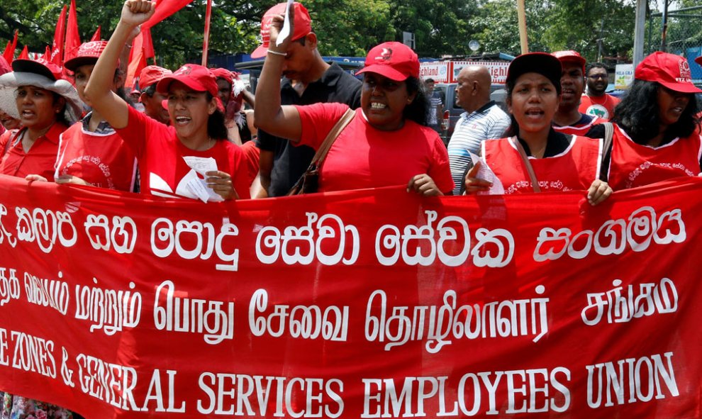 Miembros del Partido Socialista participan en una manifestación convocada con motivo del Día de los Trabajadores en Colombo (Sri Lanka). EFE/ M.a.pushpa Kumara