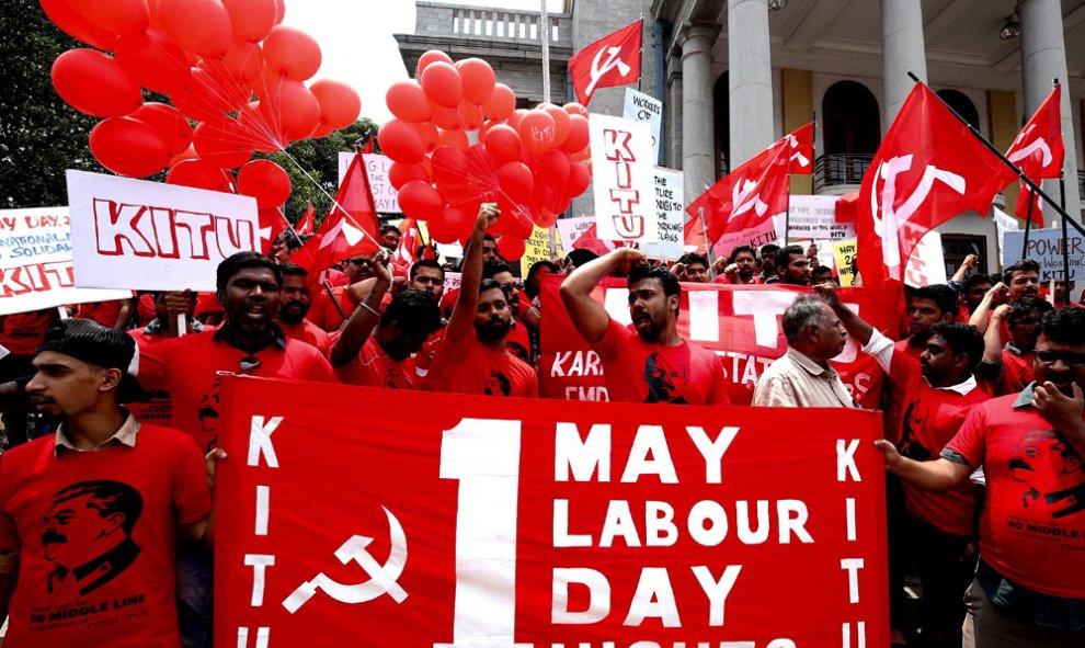 Trabajadores participan en la manifestación convocada con motivo del Día del Trabajador en la India. EFE/ Jagadeesh Nv