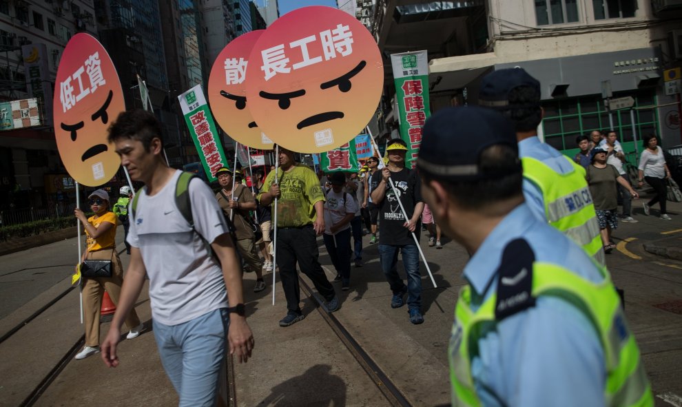 Trabajadores participan en la manifestación convocada por los sindicatos con motivo del Día del Trabajador en Hong Kong (China). EFE/ Jerome Favre