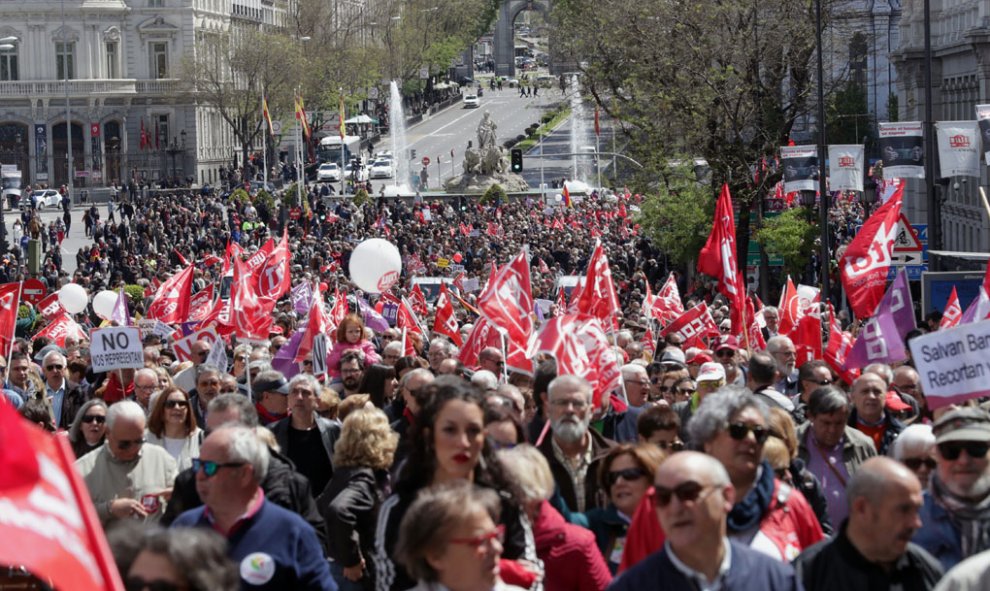 Miles de personas participan en la manifestación celebrada en Madrid con motivo del Primero de Mayo. EFE/Zipi