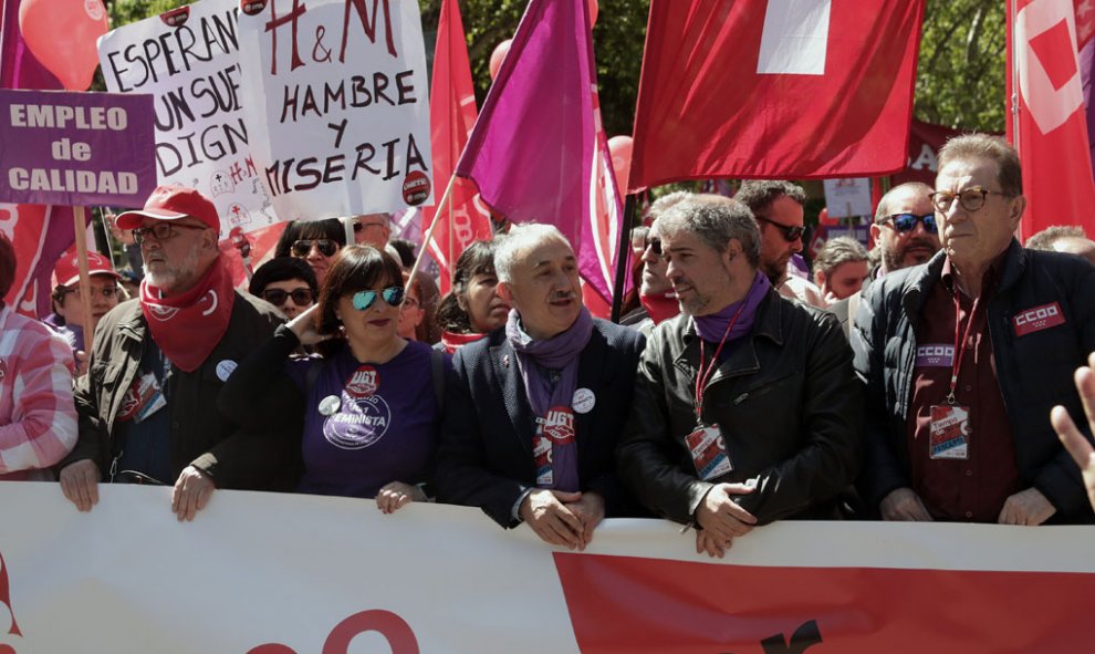 Los secretarios generales de CCOO, Unai Sordo (2d), y UGT, Pepe Álvarez (3d), encabezan la manifestación celebrada en Madrid con motivo del Primero de Mayo. EFE/Zipi