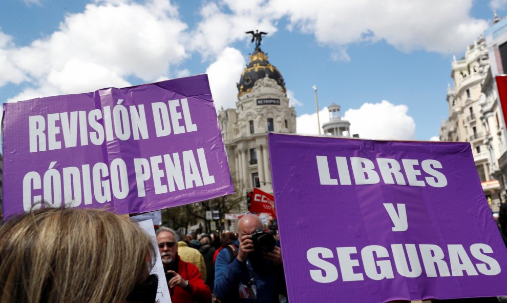 Pancartas con alusión a la revisión del código penal en la manifestación celebrada en Madrid con motivo del Primero de Mayo. EFE/Chema Moya