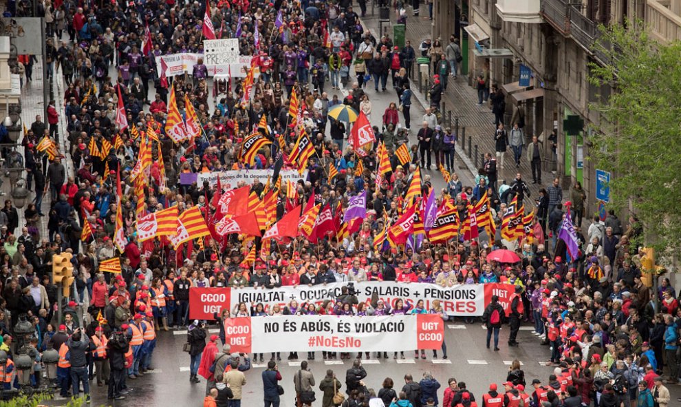 Manifestación convocada por los principales sindicatos catalanes, CCOO y UGT, en Barcelona, en favor de unas pensiones y unos salarios dignos en un Primero de Mayo más político de lo habitual en Catalunya, por la situación política en esta comunidad EFE/M