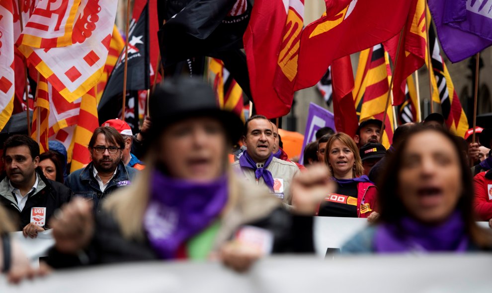 El secretario general de CCOO en Catalunya, Javier Pacheco (detrás d) y el secretario general de UGT en Cataluña, Camil Ros (detrás i) durante la manifestación que los que los principales sindicatos catalanes, CCOO y UGT, han convocado en favor de unas pe