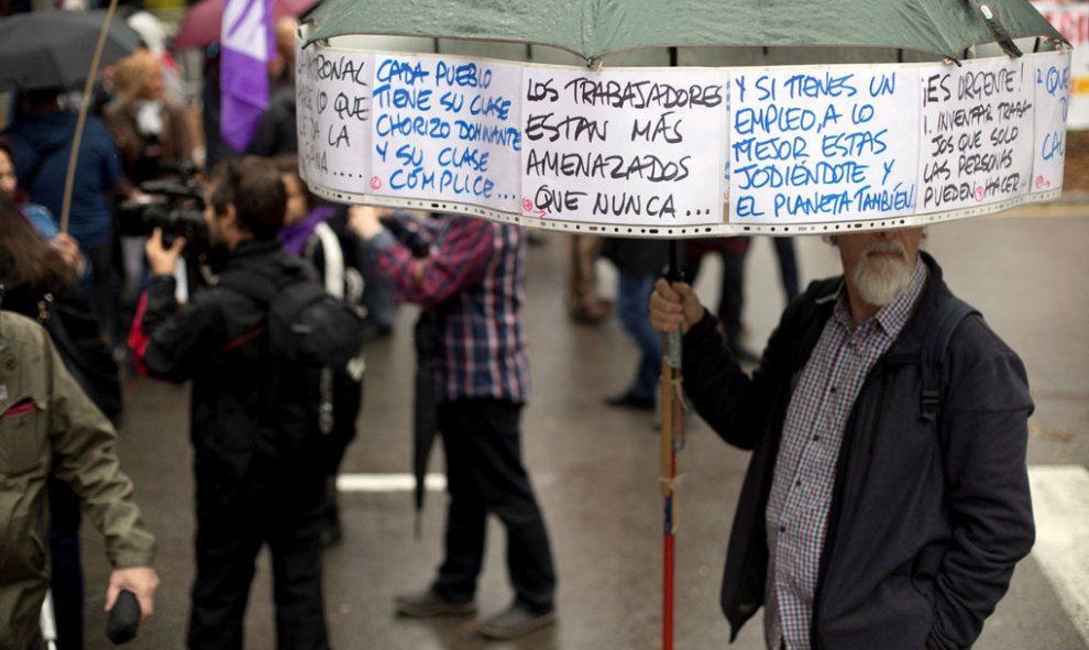 Un participante muestra una pancarta en la manifestación celebrada hoy por el centro de Barcelona bajo el lema: "¡Ahora nos toca a nosotros! + igualdad, + empleo + salarios + pensiones", en favor de unas pensiones y salarios dignos en la tradicional movil