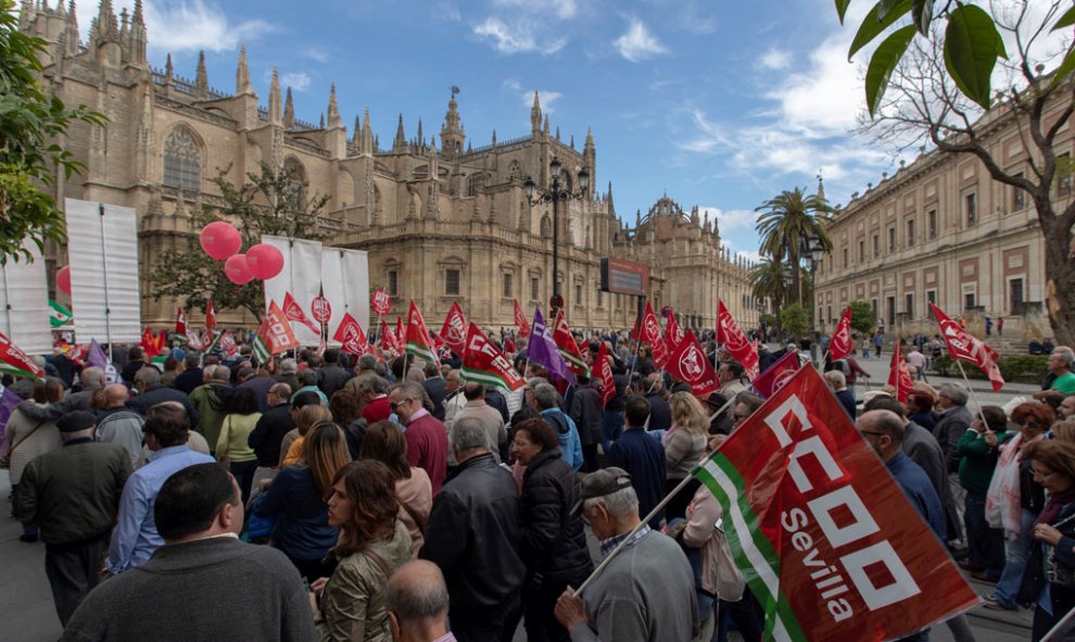 La manifestación del Primero de Mayo en Sevilla pasando ante la catedral hispalense donde miles de personas se han dado cita para reivindicar la igualdad de género, el empleo de calidad y las pensiones dignas, y cuyo lema es "Es tiempo de ganar. Igualdad,