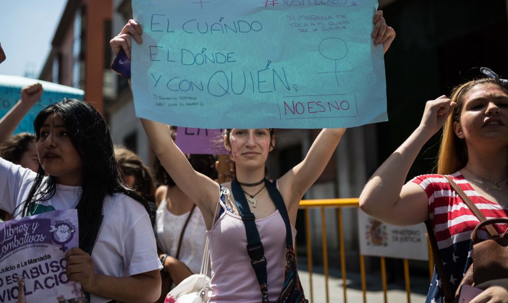 Una estudiante sostiene una pancarta frente al Ministerio de Justicia, en Madrid, durante la manifestación convocada por el Sindicato de Estudiantes con la sentencia a 'La Manada'.- JAIRO VARGAS