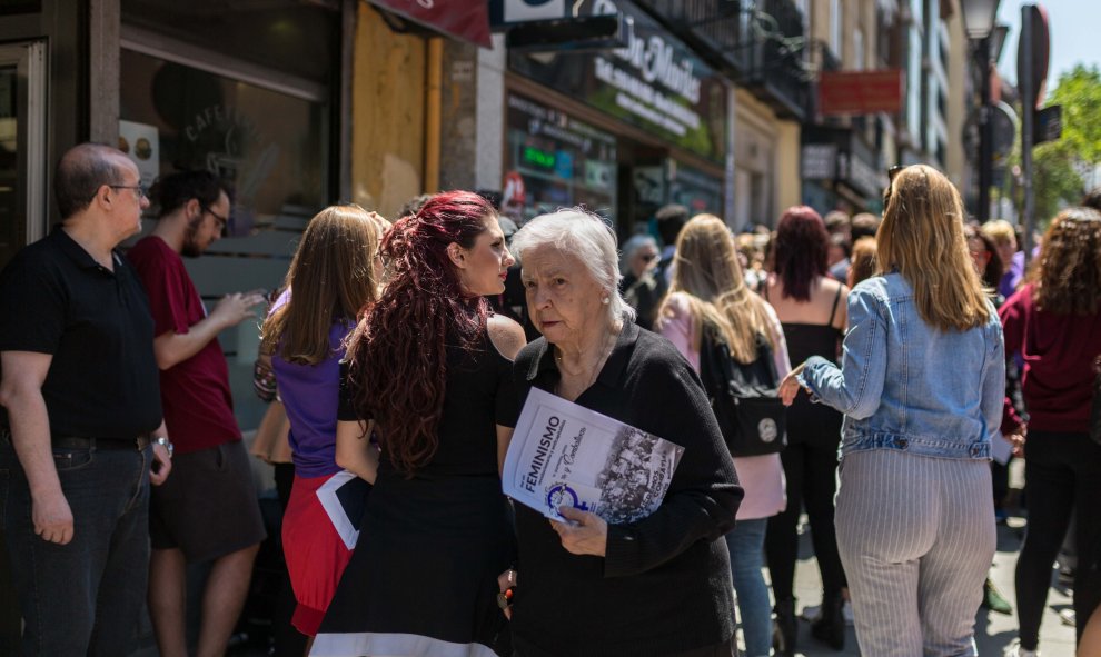 Una anciana con material informativo de la manifestación convocada por el Sindicato de Estudiantes en Madrid contra la sentencia a 'La Manada'.- JAIRO VARGAS