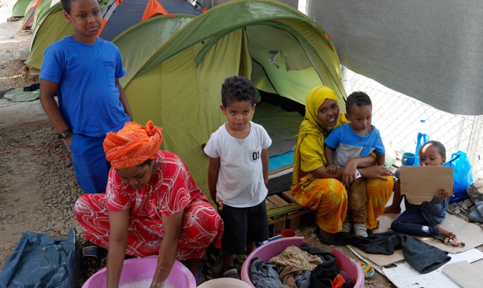 Familia somalí llegada hace diez días a Lesbos en dinghy. / M.I