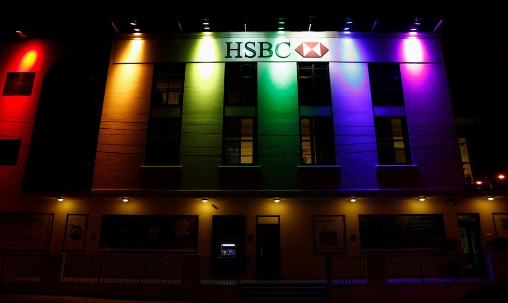 El mundo entero ha celebrado el Día Mundial contra la homofobia, la transfobia y la bifobia: hasta algunos bancos se han sumado, como esta sede del HSBC en Malta. (REUTERS)