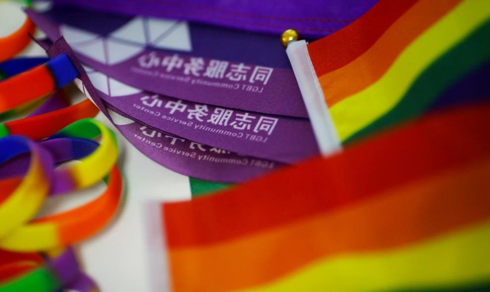 Banderas arcoiris se repartieron entre los participantes de una carrera de 5,17 km que se organizó en Pekín para celebra el inicio del Día Internacional contra la Homofobia en Beijing. (REUTERS)