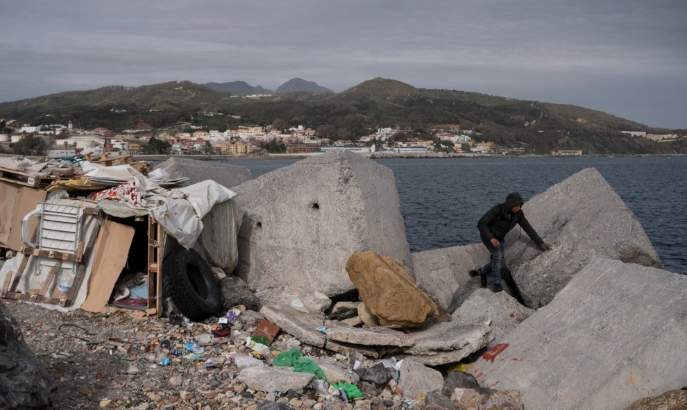 Decenas de menores migrantes no acompañados, (menas) duermen en las calles de Ceuta al margen de los sistemas de protección. La ONG Save the Children denuncia que estos niños son tratados como extranjeros y no reciben la protección suficiente.- PEDRO ARME