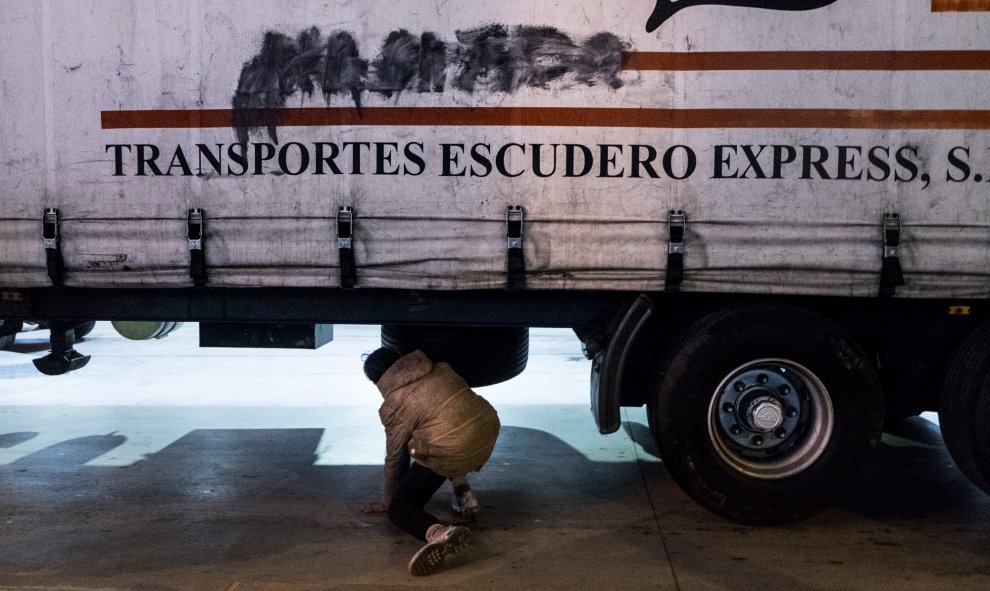 Estos menores migrantes intentan colarse en los bajos de camiones que embarcan en los ferrys del puerto con destino a la Península, donde hay más oportunidades que en Ceuta.- PEDRO ARMESTRE/ SAVE THE CHILDREN