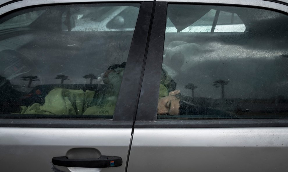 Un menor migrante no acompañado duerme en el interior de un coche en Ceuta.- PEDRO ARMESTRE/SAVE THE CHILDREN