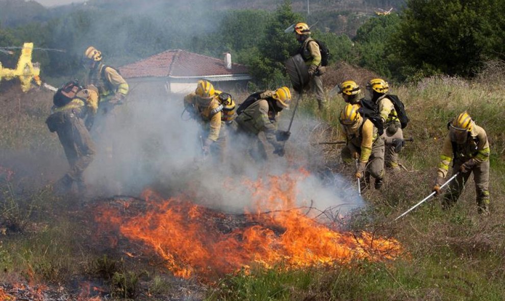 Un grupo de bomberos trabajan para sofocar el fuego en las inmediaciones/EFE