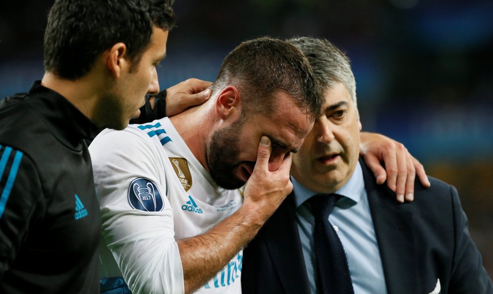 Dani Carvajal llora cuando es sustituido por lesión en la primera parte de la final de Champions entre el Real Madrid y el Liverpool.- REUTERS
