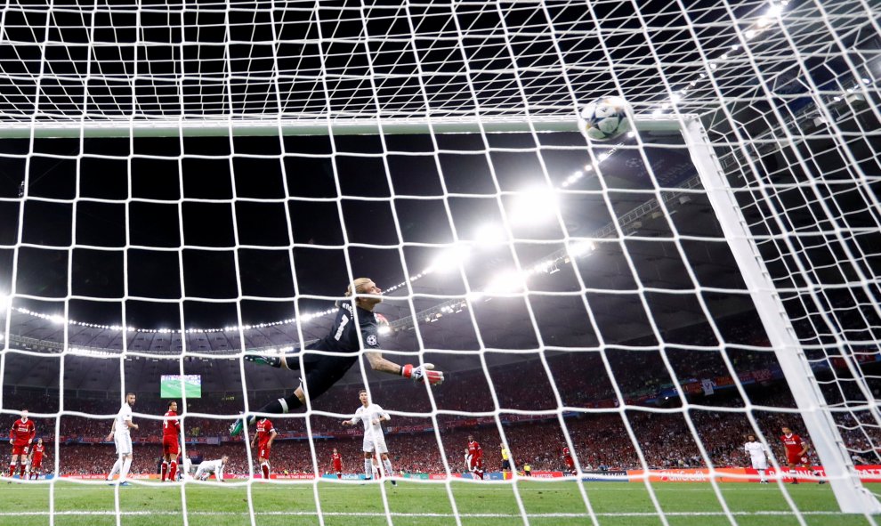 El portero del Liverpool, Loris Karius, observa cómo se cuela el gol de Bale.- REUTERS