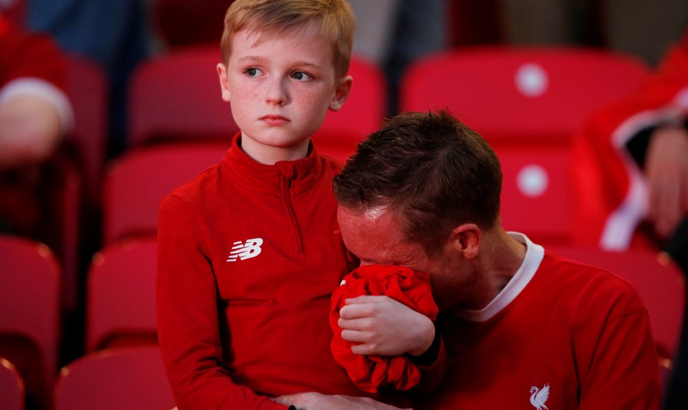 Un seguidor del Liverpool llora tras la derrota de su equipo en la final de Champions.-REUTERS